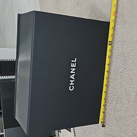 CHANEL Large Magnetic Box LIKE NEW! - Picture 2 of 4